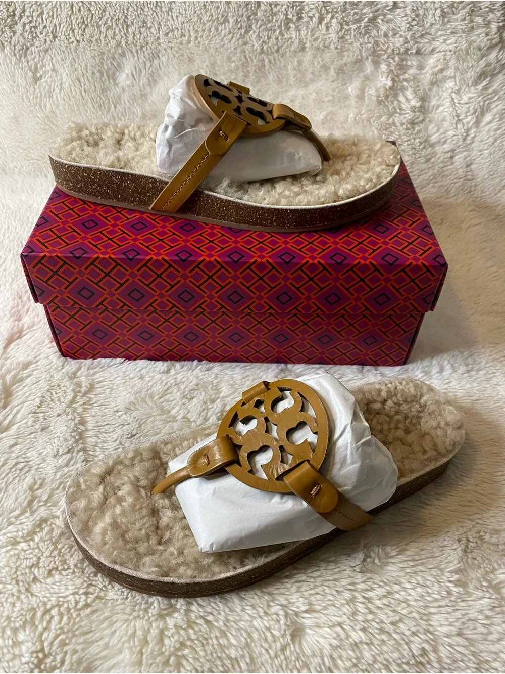 Tory Burch Shearling Footbed Thong Sandals in Cognac
